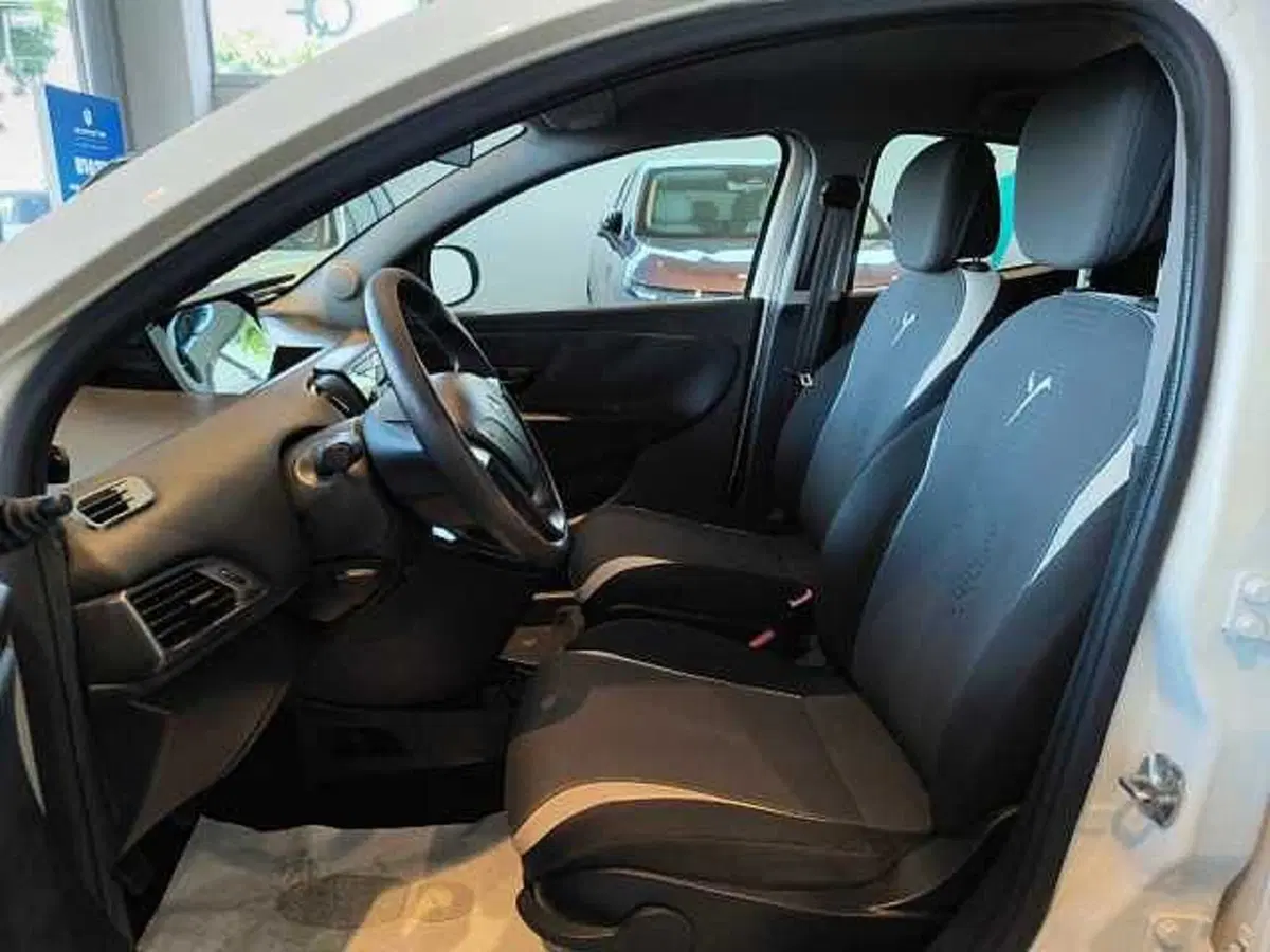 Lancia Ypsilon usata a Forlì-Cesena (9)