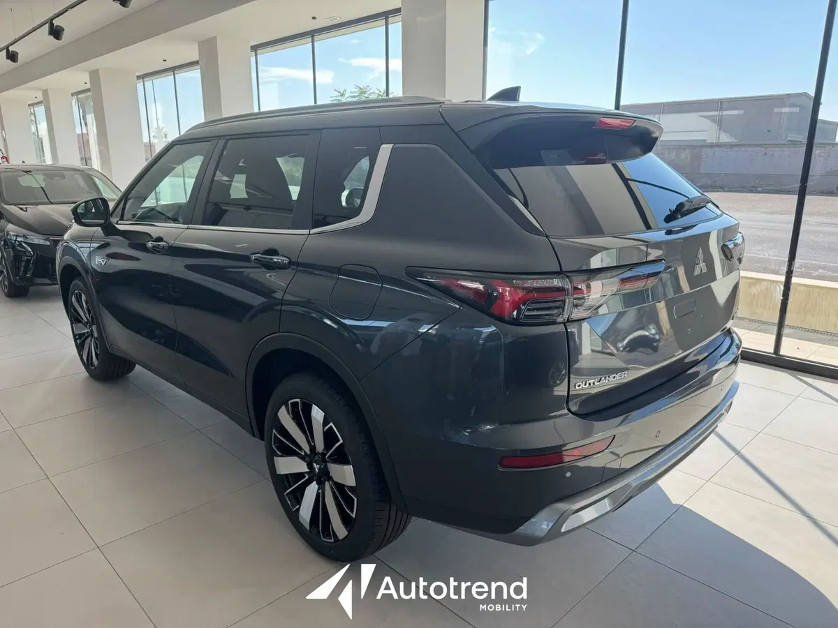 Mitsubishi Outlander nuova a Bari (2)