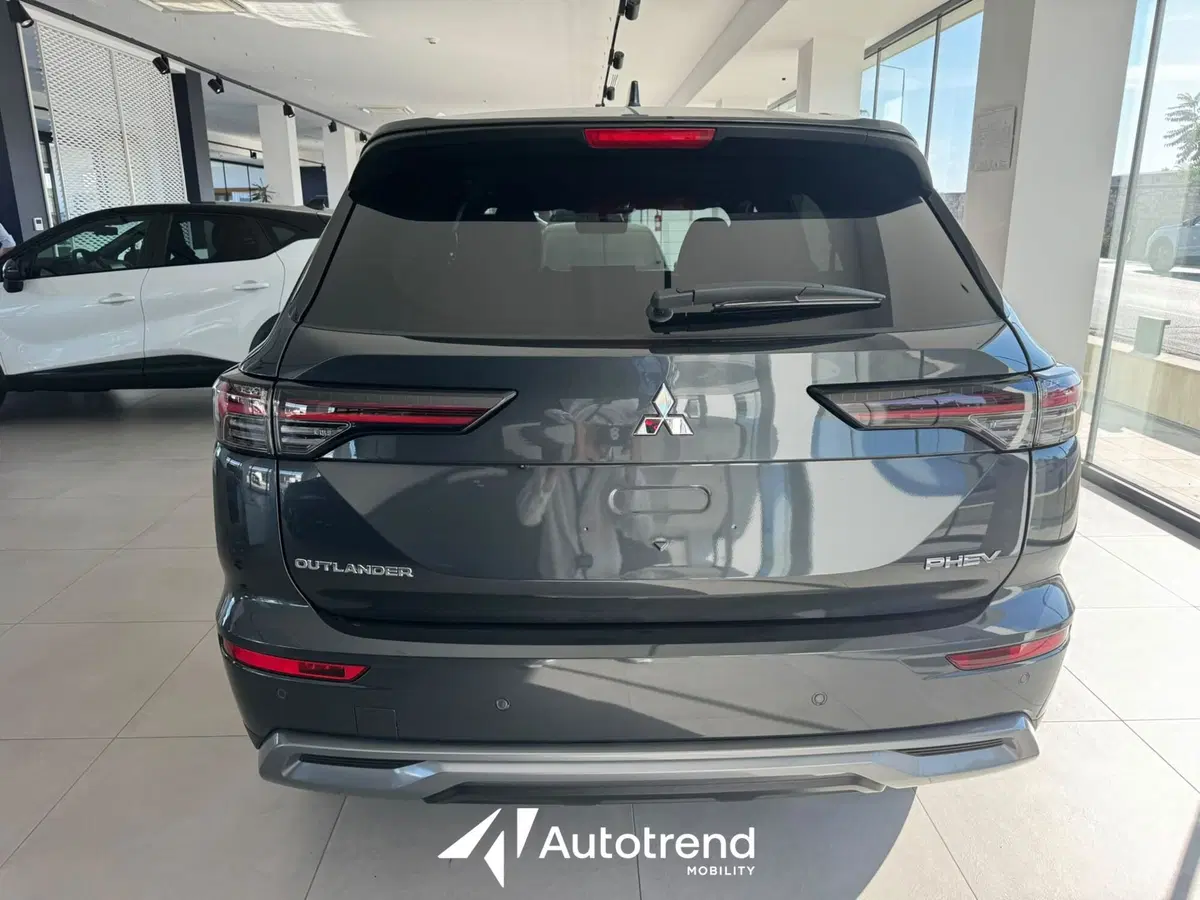 Mitsubishi Outlander nuova a Bari (4)