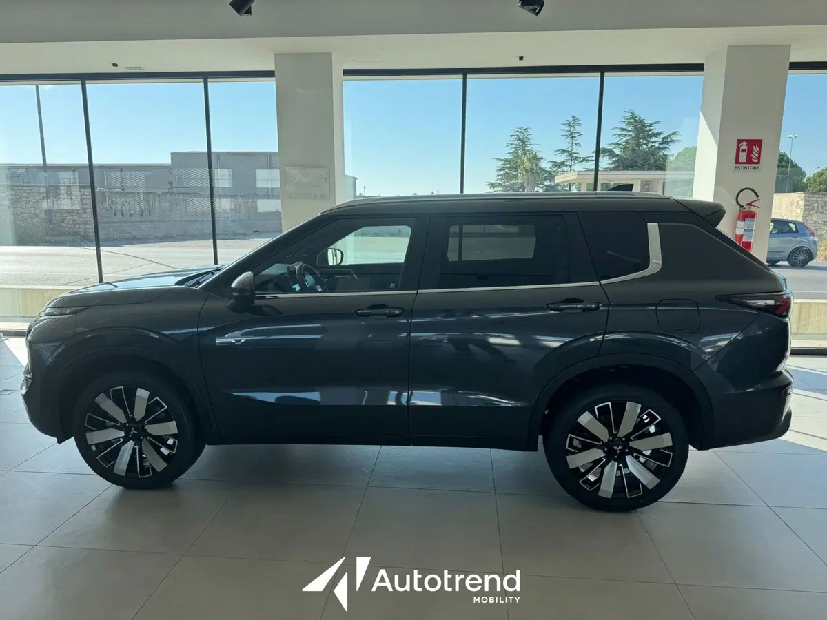 Mitsubishi Outlander nuova a Bari (5)
