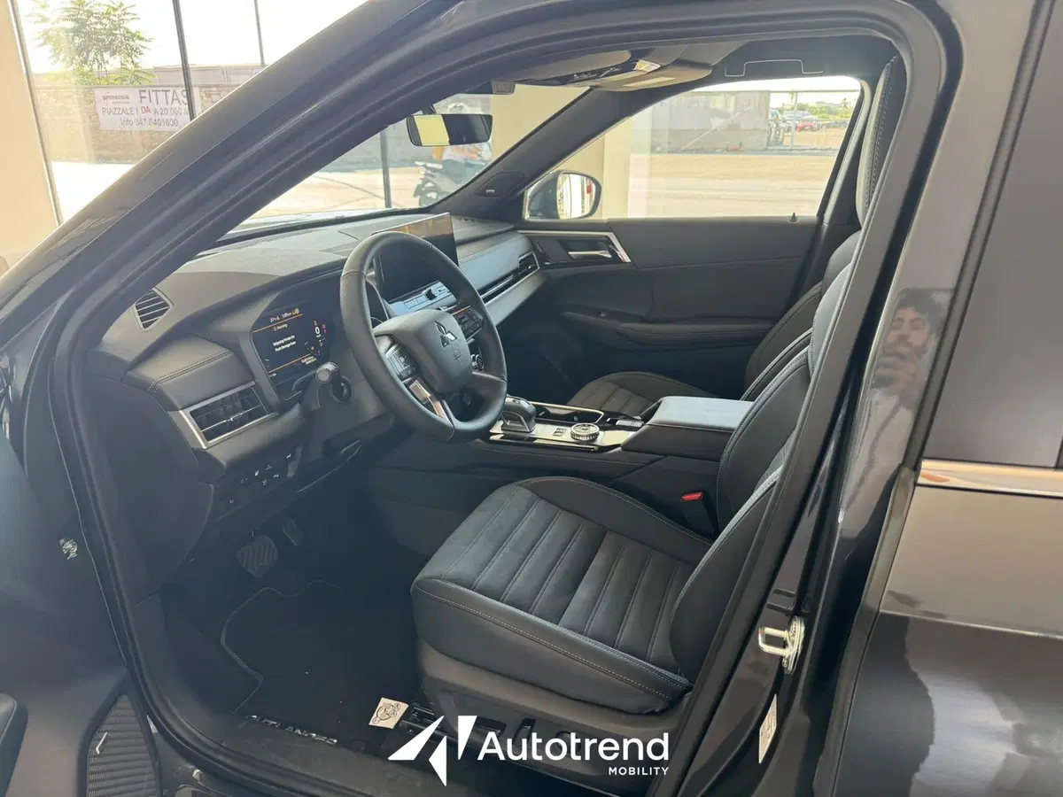 Mitsubishi Outlander nuova a Bari (6)