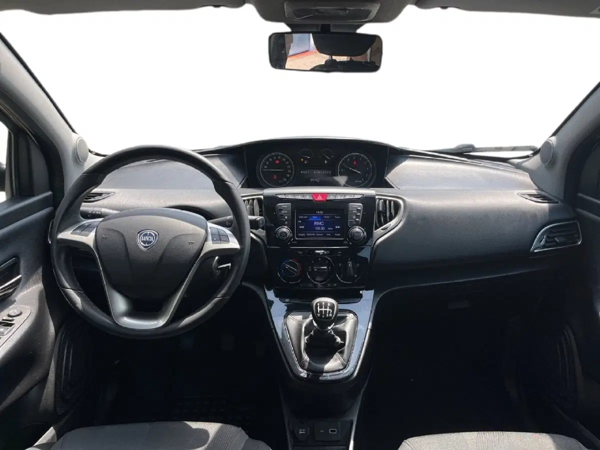 Lancia Ypsilon usata a Torino (10)