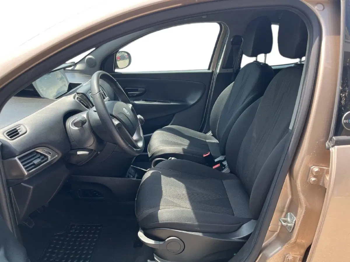 Lancia Ypsilon usata a Torino (9)