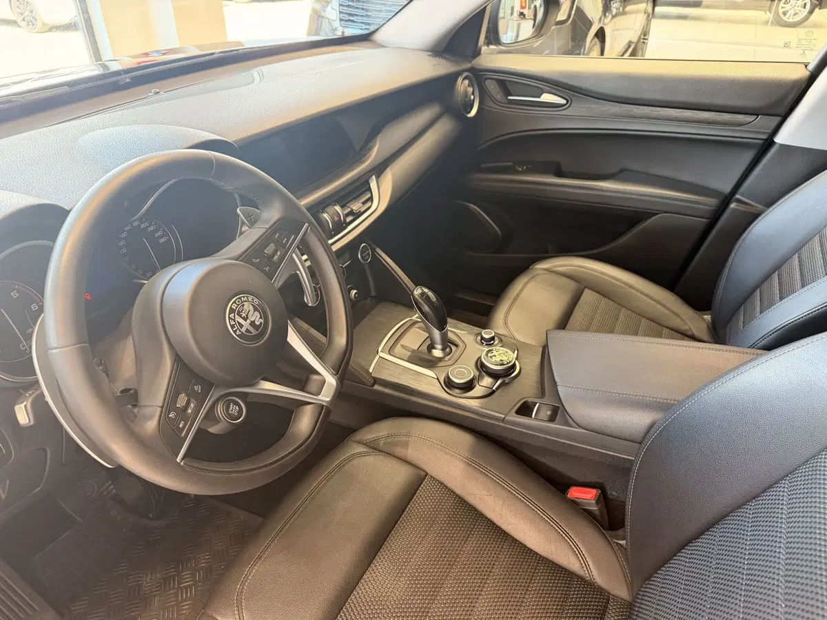 Alfa Romeo Stelvio usata a Latina (11)