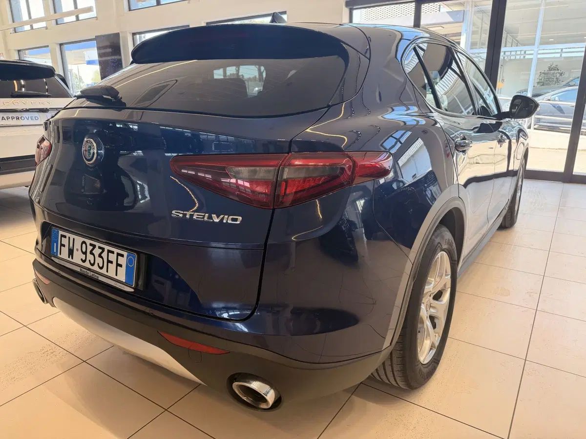 Alfa Romeo Stelvio usata a Latina (4)