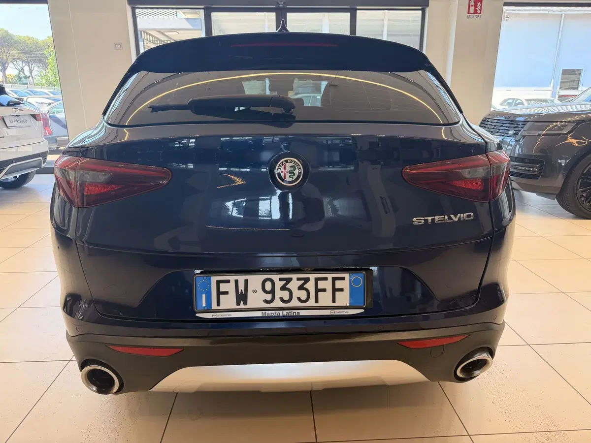 Alfa Romeo Stelvio usata a Latina (5)