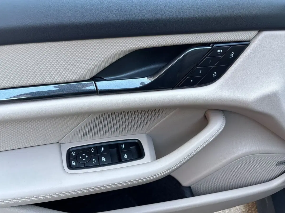 Porsche Taycan usata a Pescara (12)