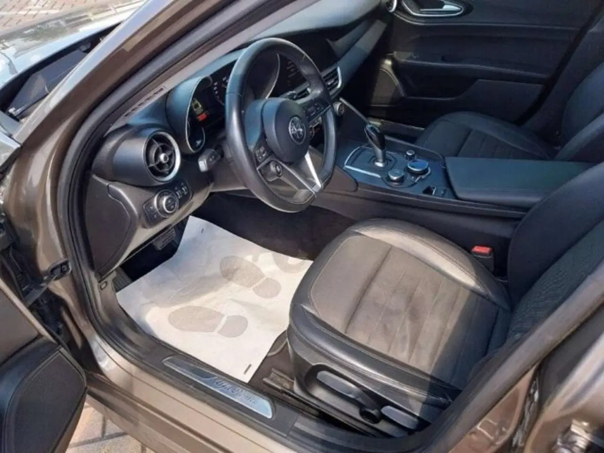 Alfa Romeo Giulia usata a Firenze (7)