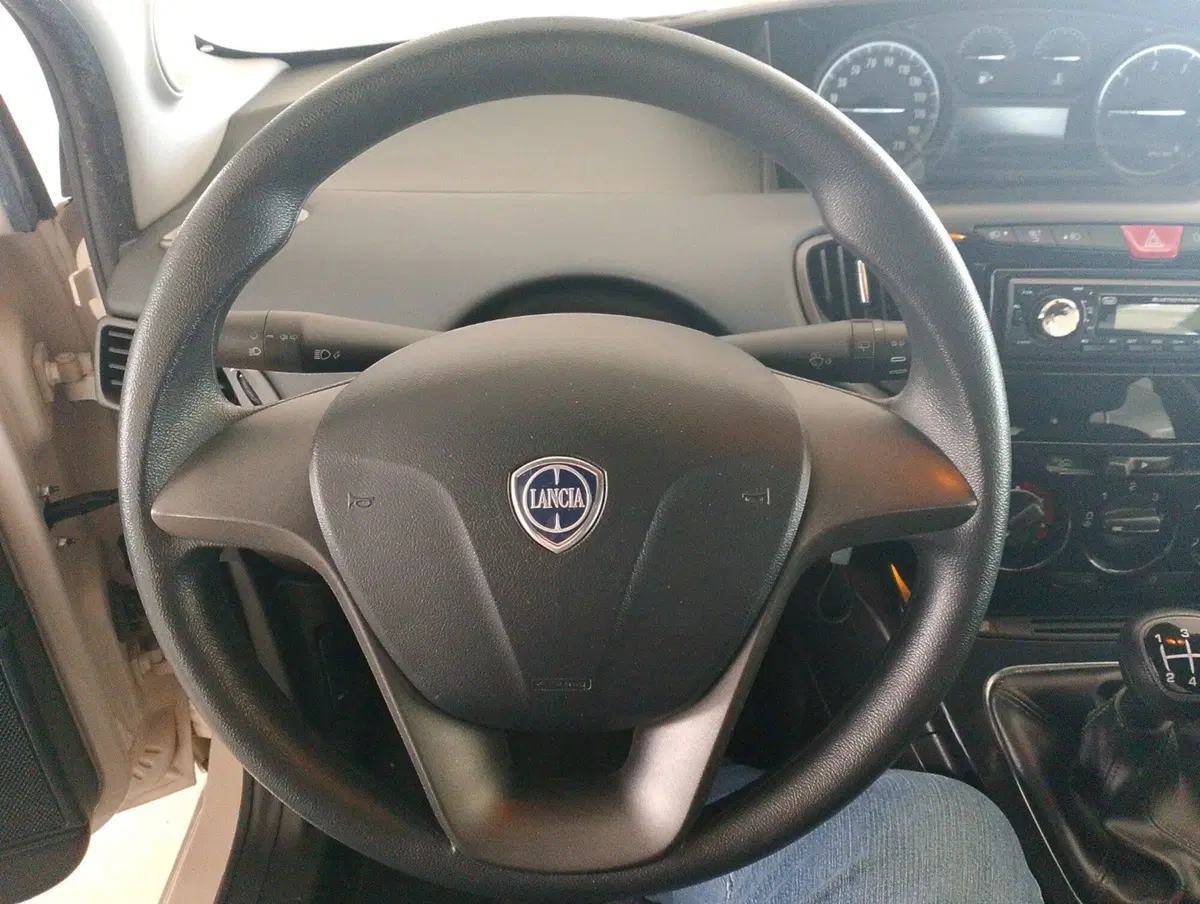 Lancia Ypsilon usata a Lecce (20)