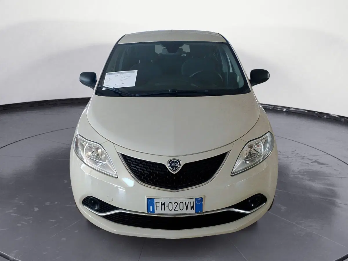 Lancia Ypsilon usata a Lecce (5)