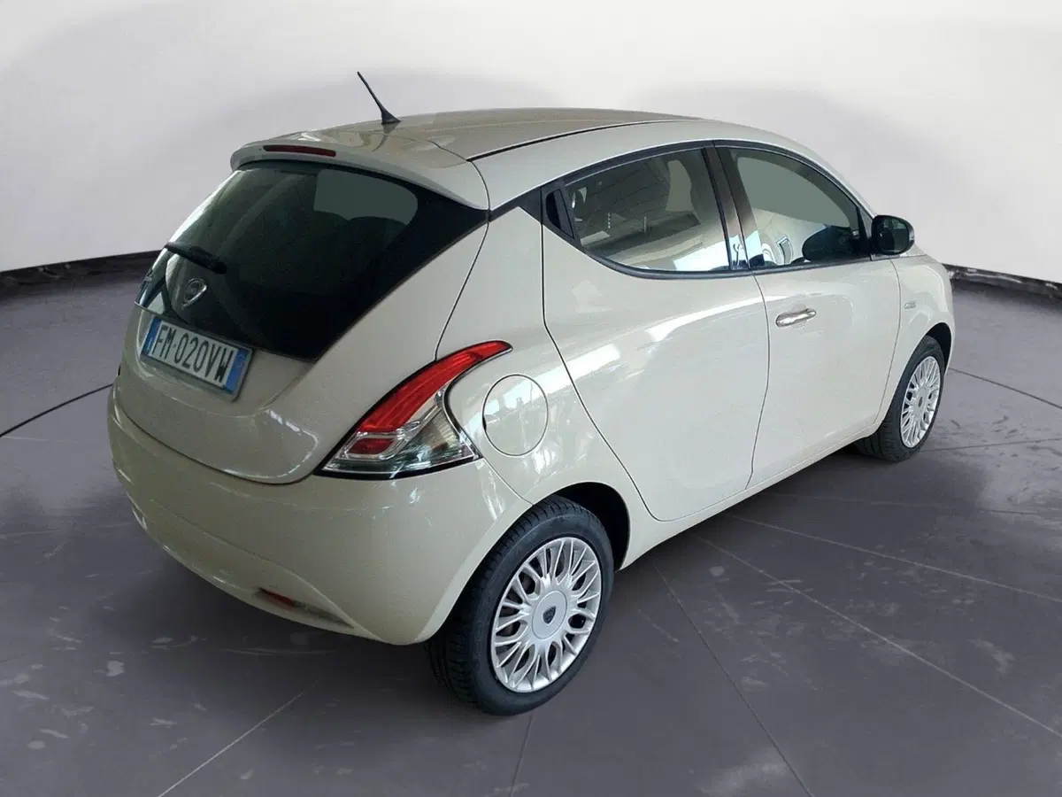Lancia Ypsilon usata a Lecce (6)