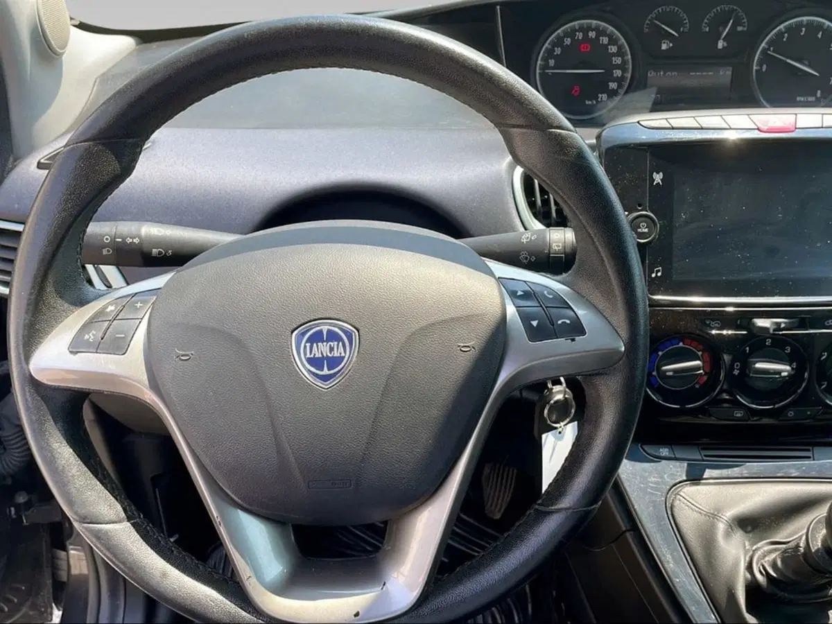Lancia Ypsilon usata a Firenze (10)