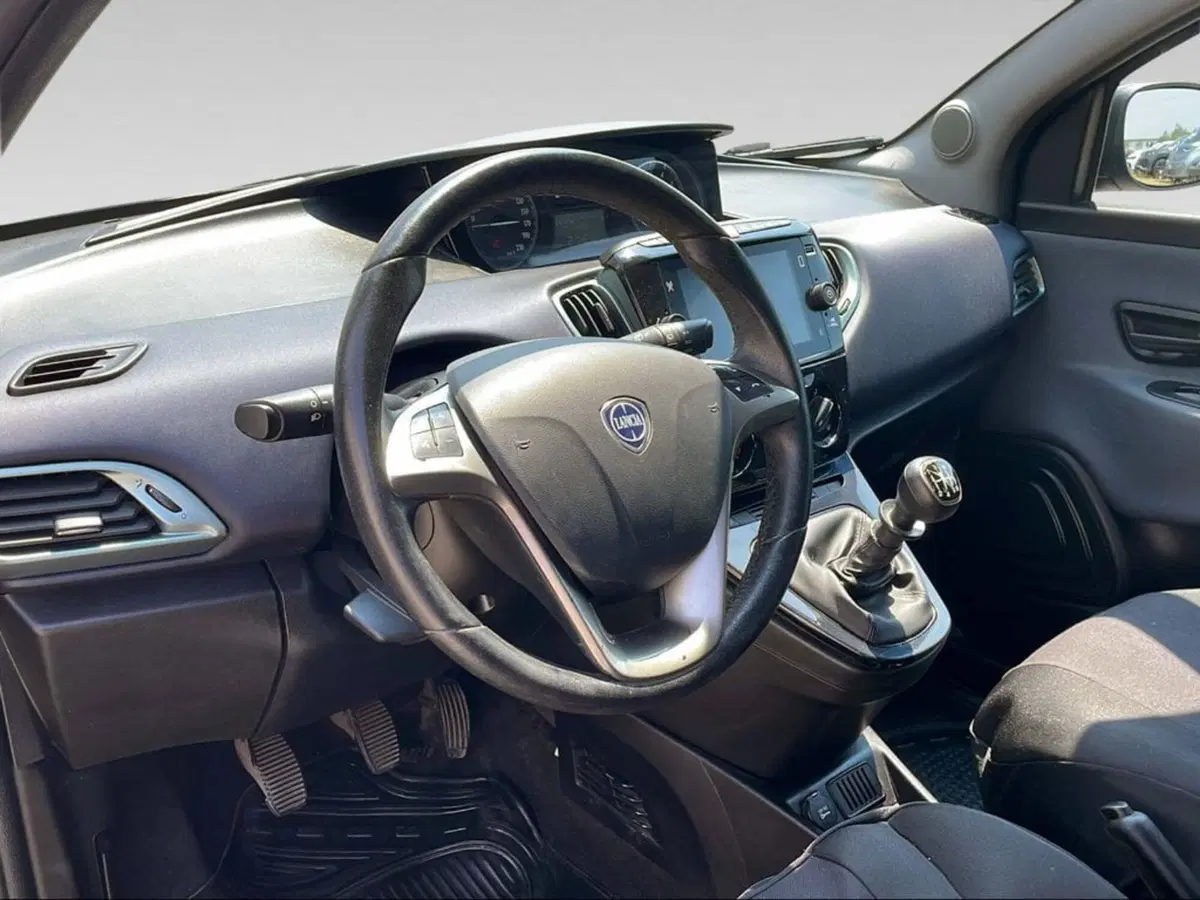 Lancia Ypsilon usata a Firenze (8)