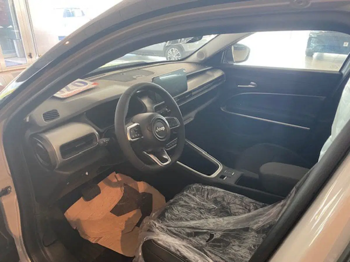 Jeep Avenger nuova a Benevento (17)