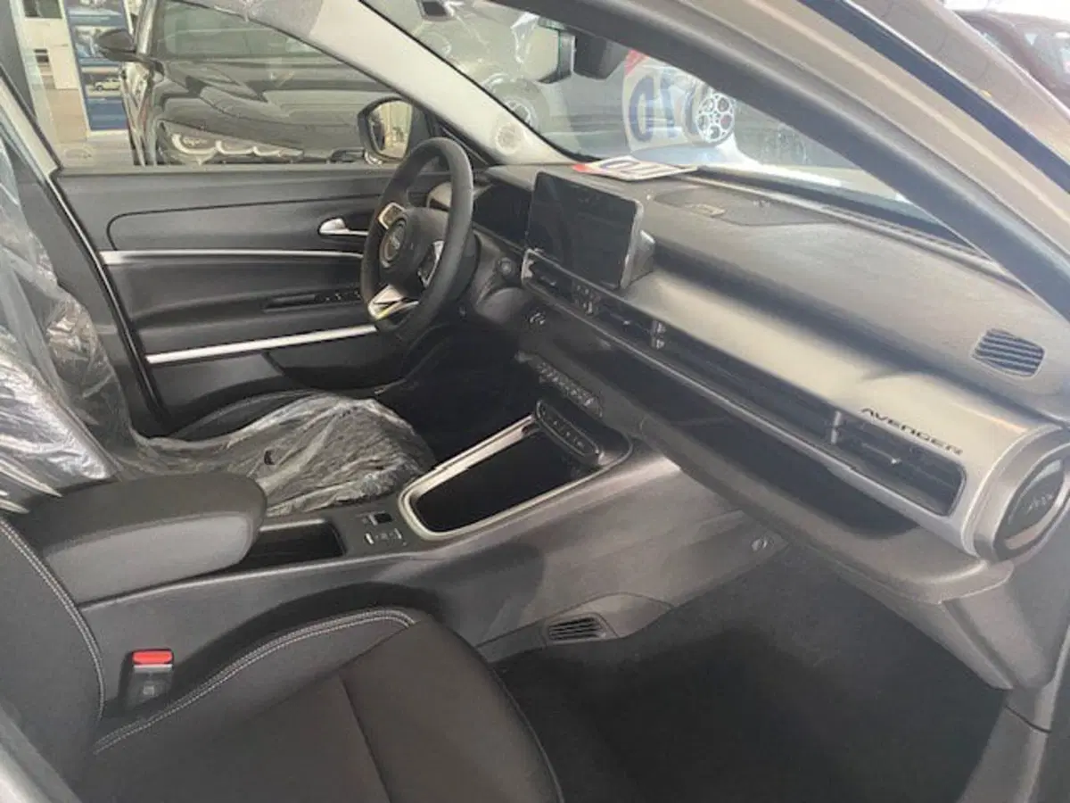 Jeep Avenger nuova a Benevento (18)