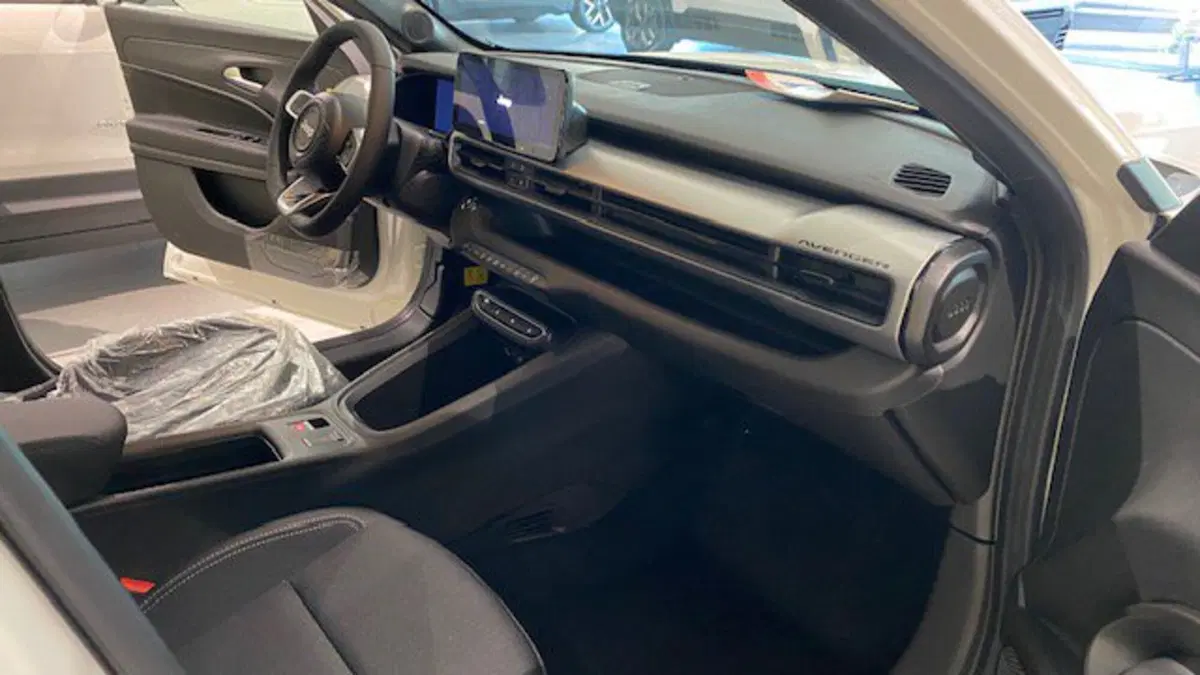 Jeep Avenger nuova a Benevento (15)