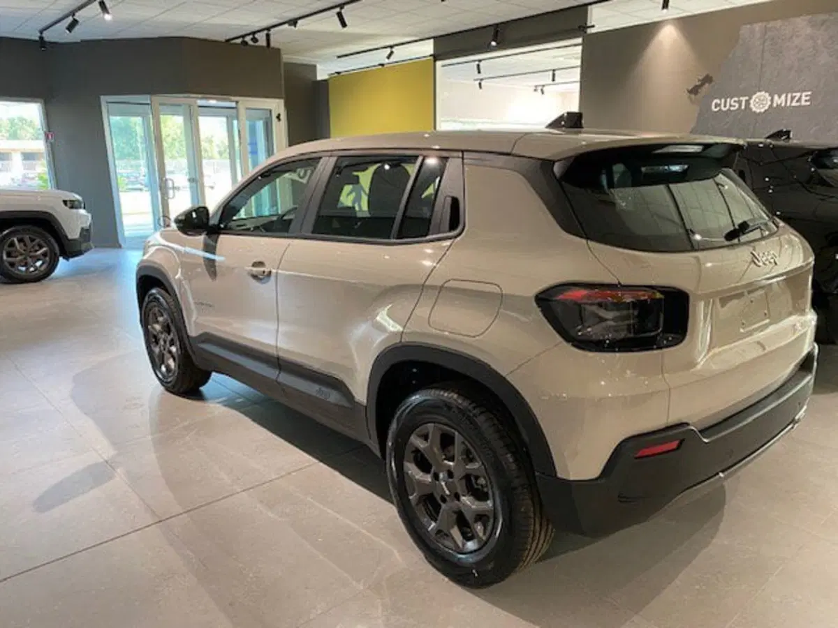 Jeep Avenger nuova a Benevento (12)