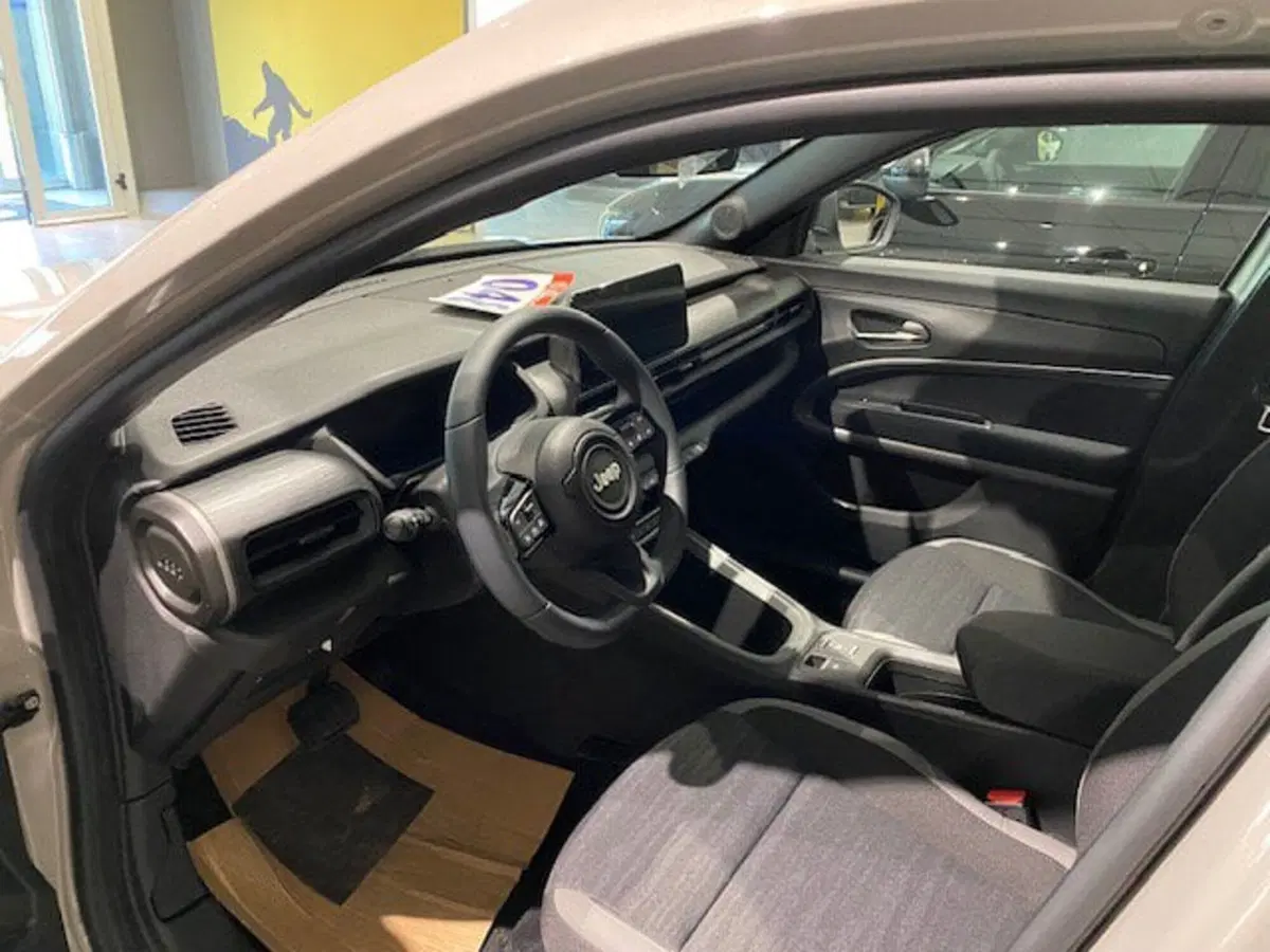 Jeep Avenger nuova a Benevento (14)