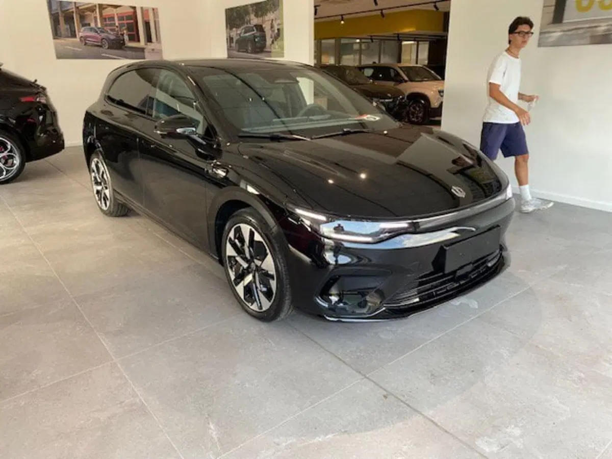 Leapmotor B05 nuova a Benevento (10)