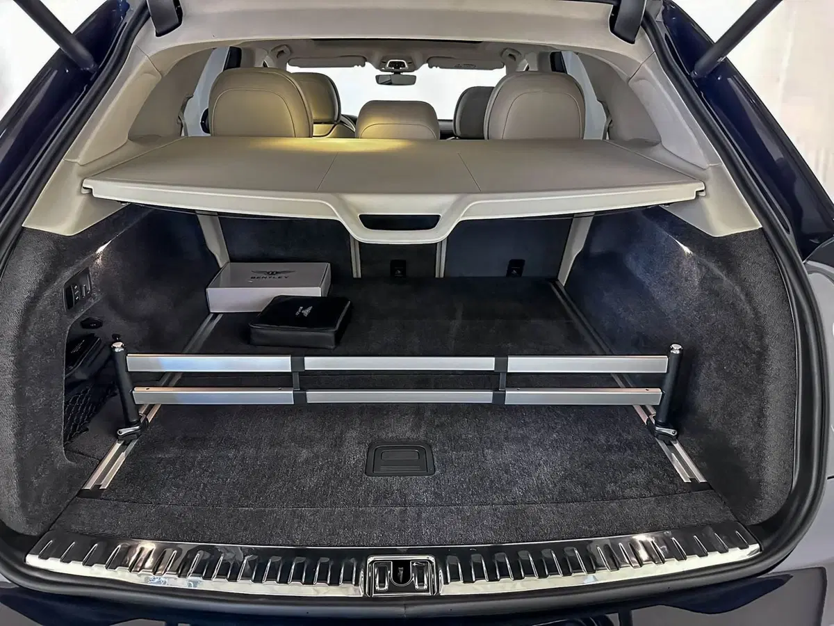 Bentley Bentayga nuova a Milano (13)