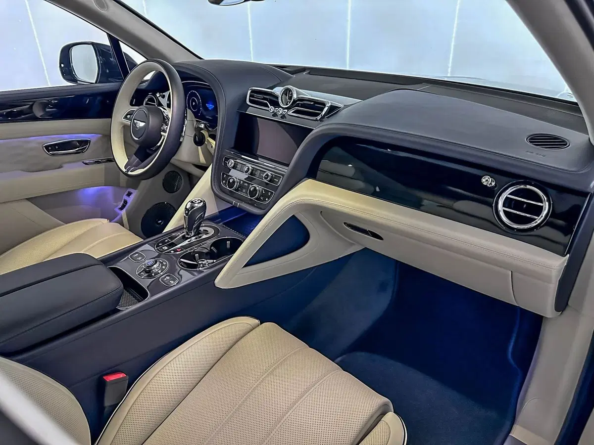 Bentley Bentayga nuova a Milano (15)