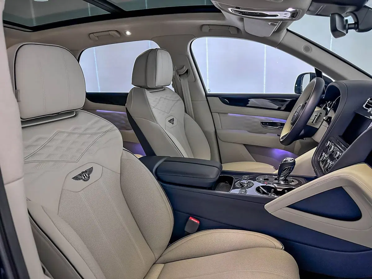 Bentley Bentayga nuova a Milano (16)