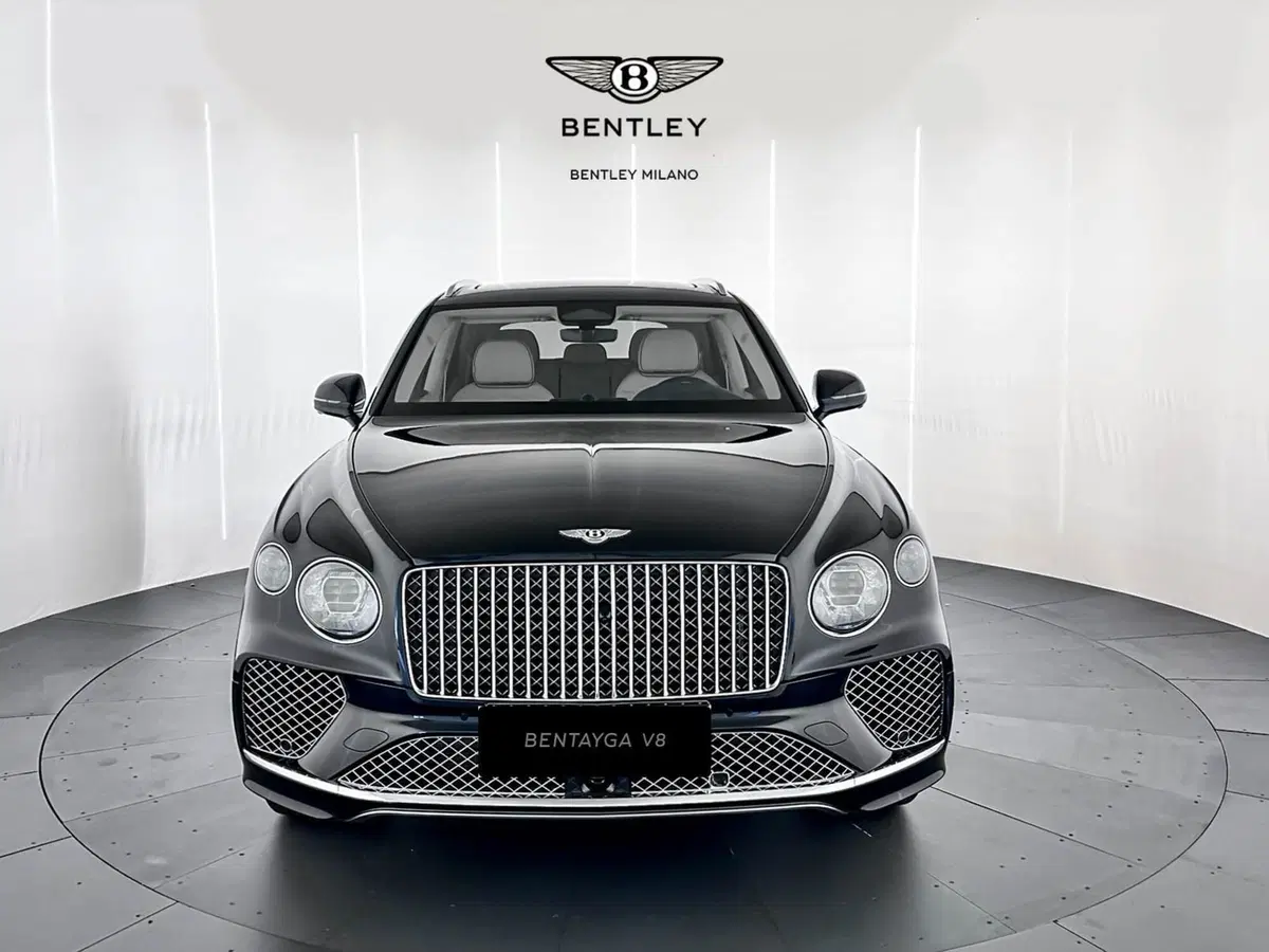 Bentley Bentayga nuova a Milano (2)