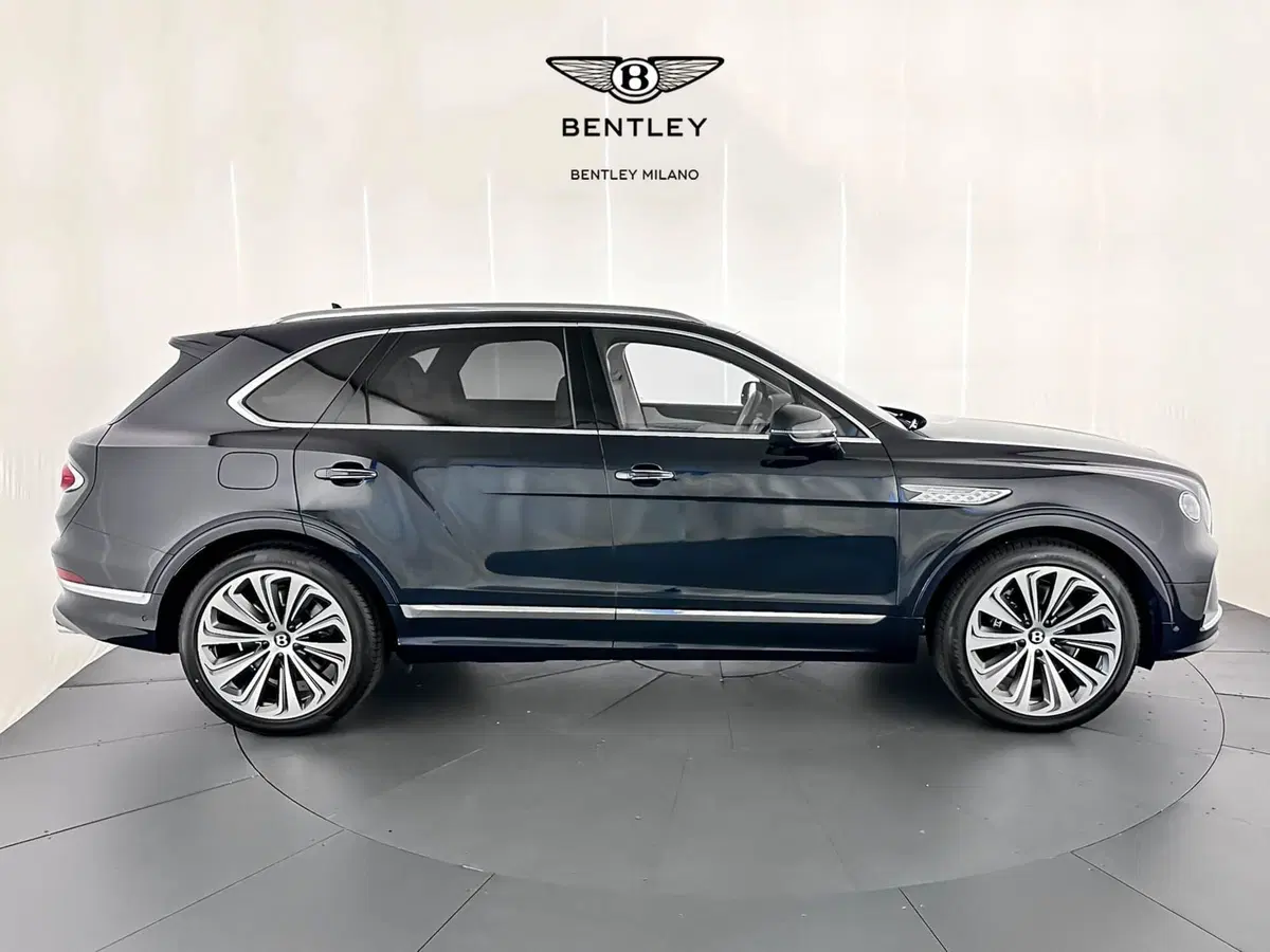 Bentley Bentayga nuova a Milano (4)