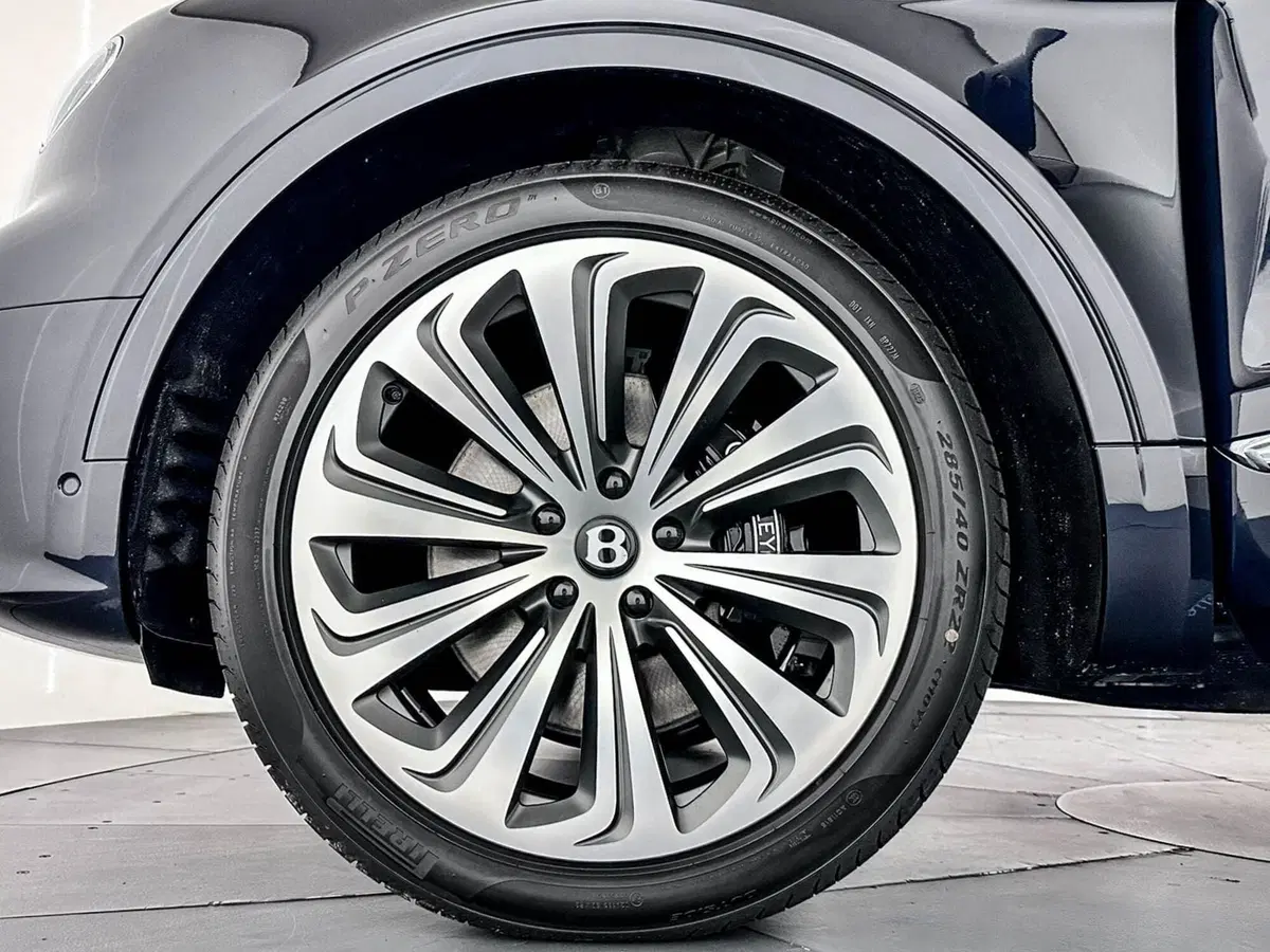 Bentley Bentayga nuova a Milano (8)