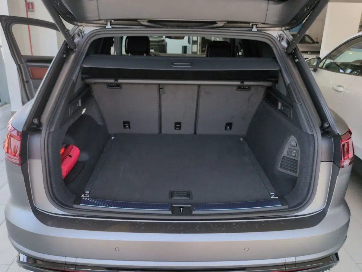Volkswagen Touareg nuova a Agrigento (16)