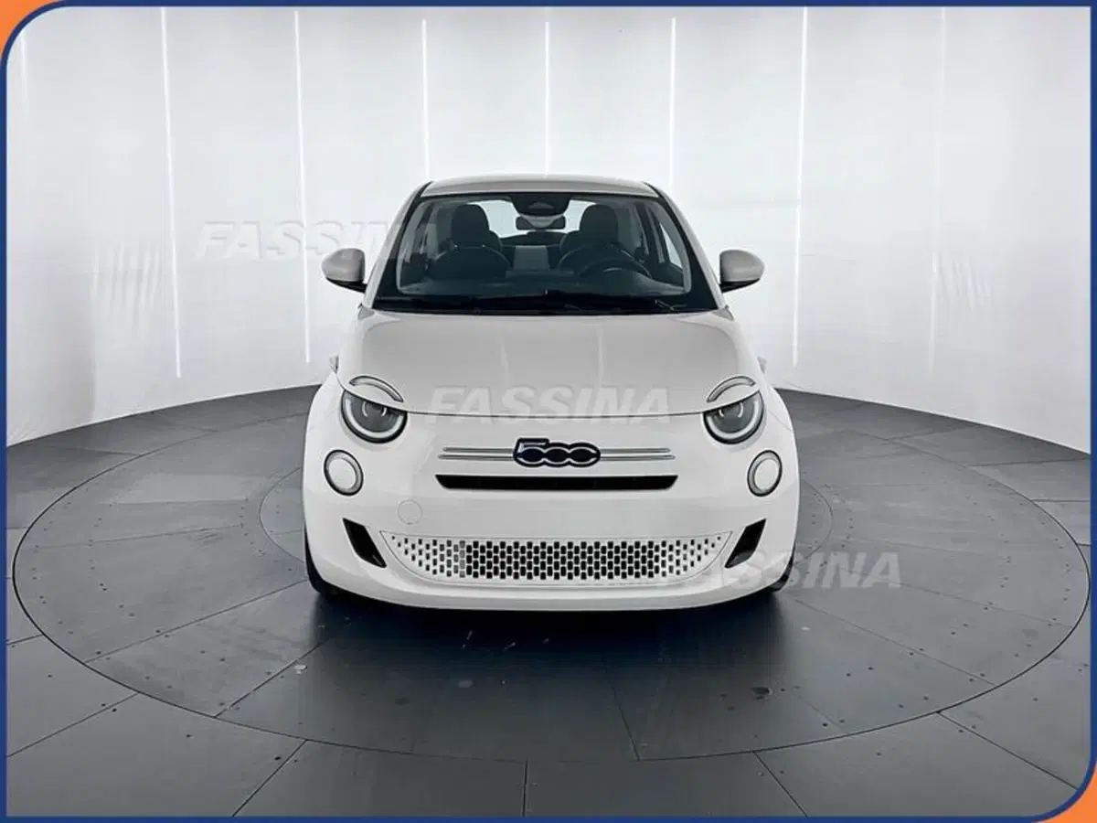 Fiat 500 nuova a Milano (2)