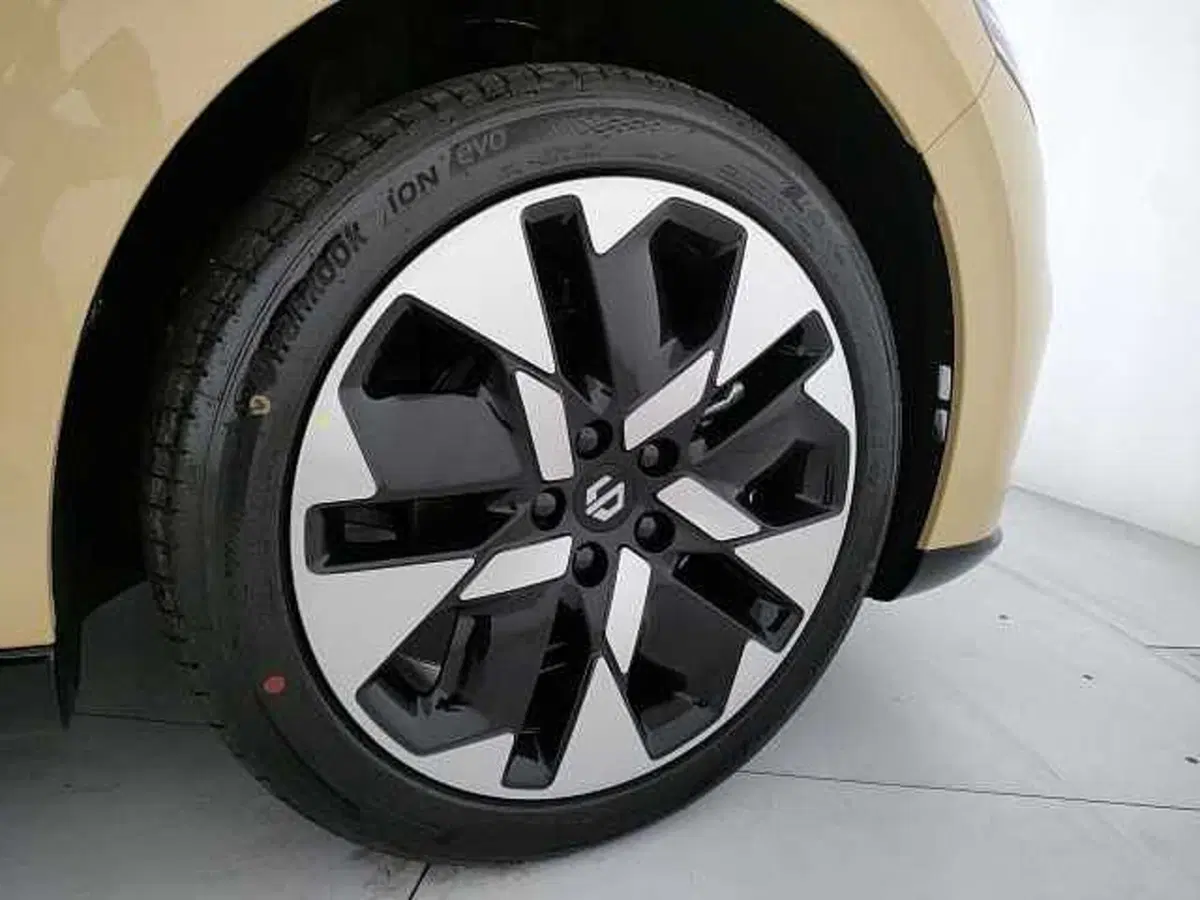 Leapmotor B05 nuova a Caserta (9)