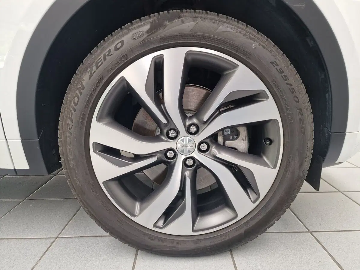 Jaguar E-Pace usata a Verbano Cusio Ossola (9)