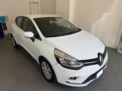 Renault Clio 1.2 75CV 5 porte Zen del 2017 usata a Castellammare di Stabia