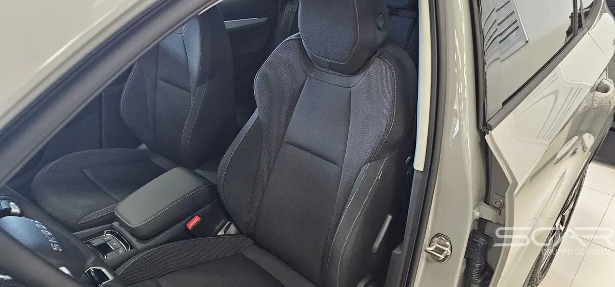 Skoda Karoq nuova a Livorno (17)