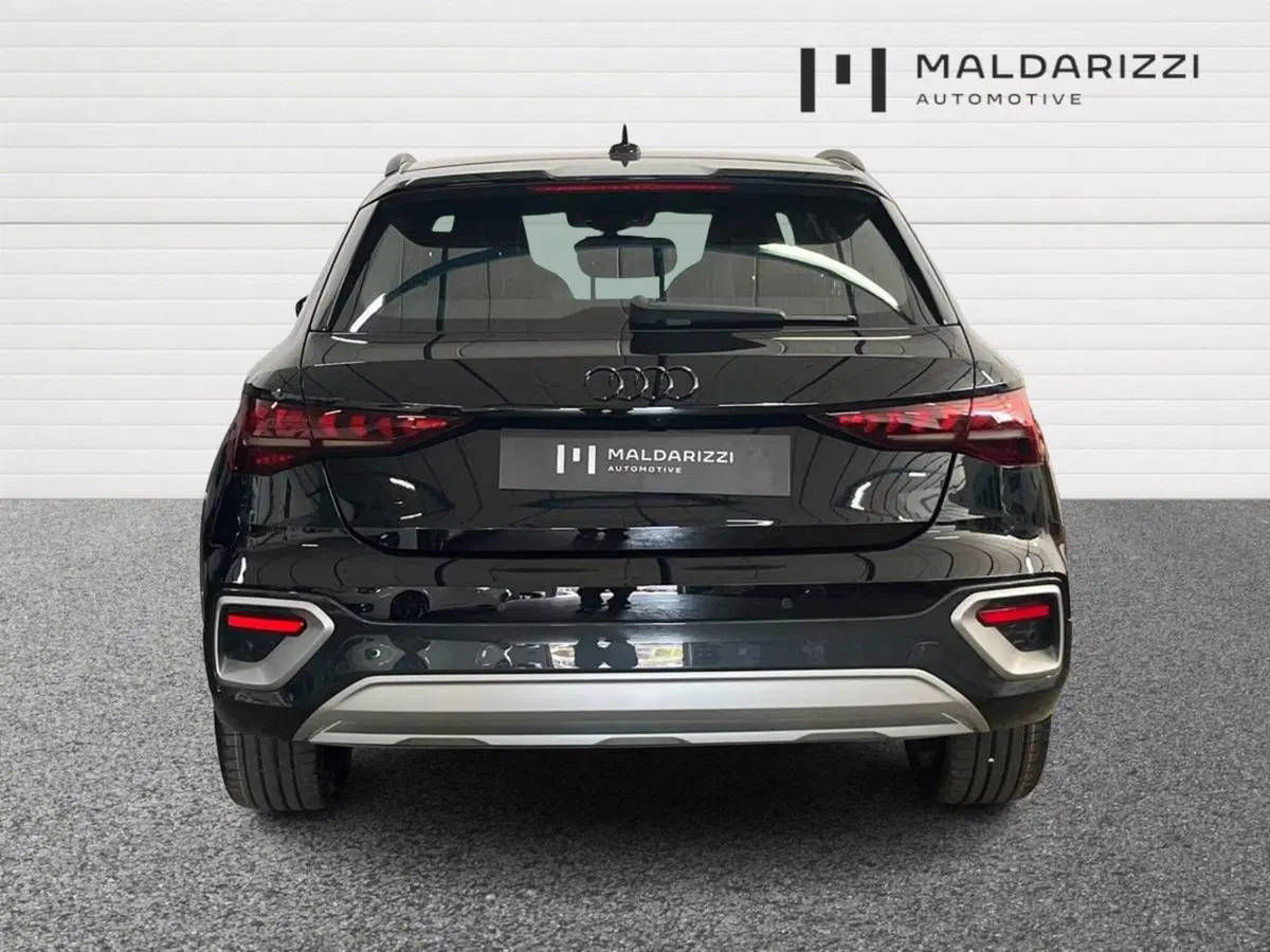 Audi A3 allstreet nuova a Bari (3)