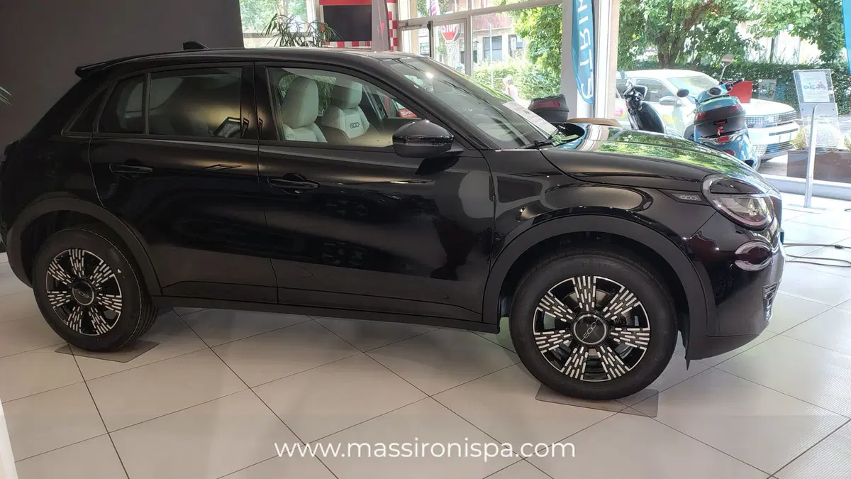Fiat 600 nuova a Milano (2)