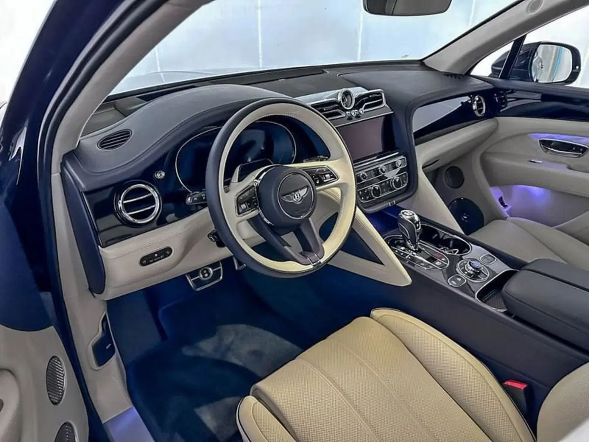 Bentley Bentayga nuova a Milano (10)