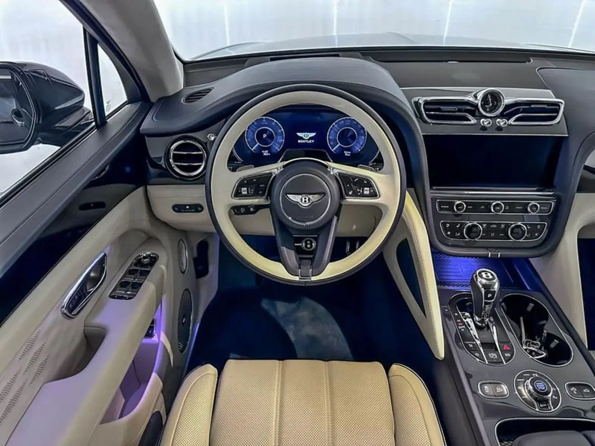 Bentley Bentayga nuova a Milano (11)
