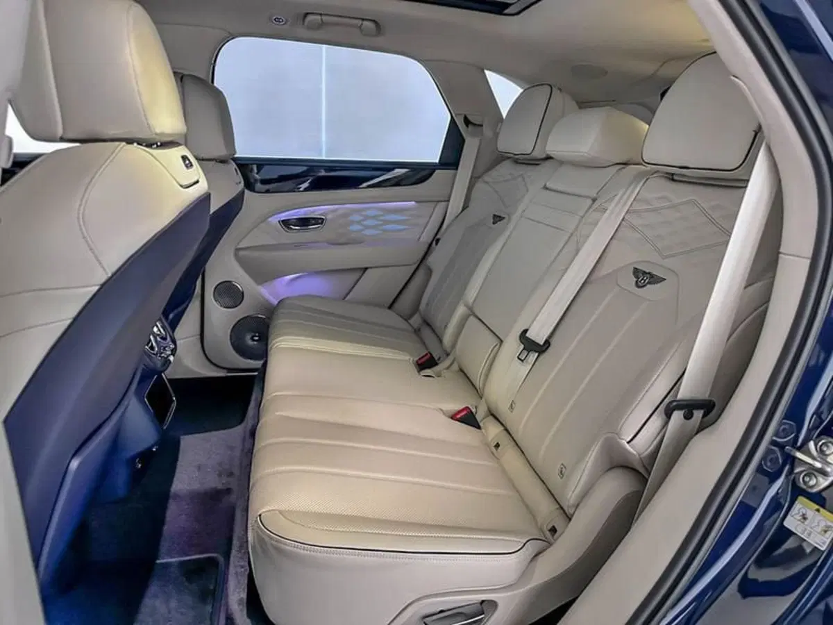 Bentley Bentayga nuova a Milano (12)