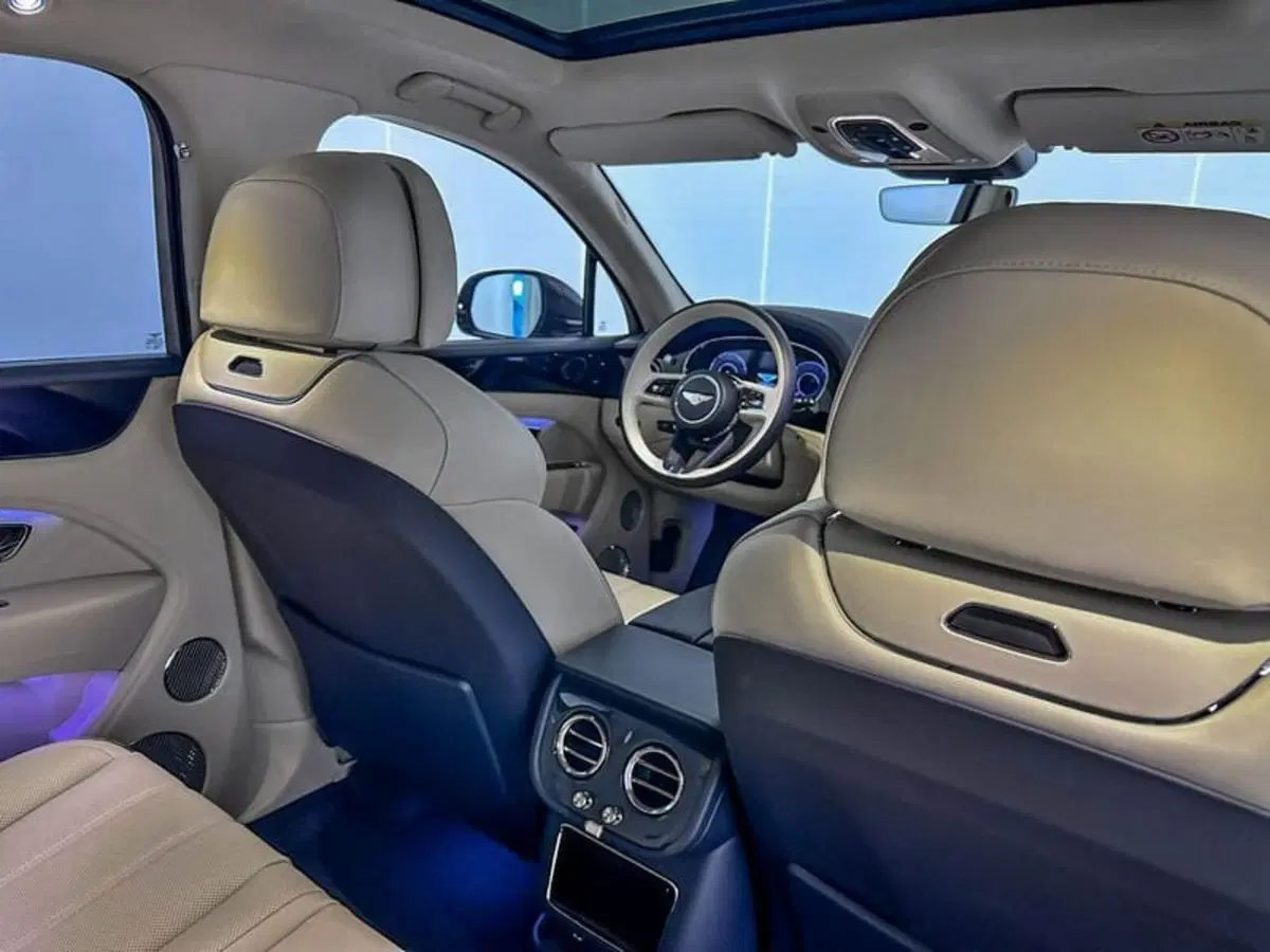 Bentley Bentayga nuova a Milano (14)