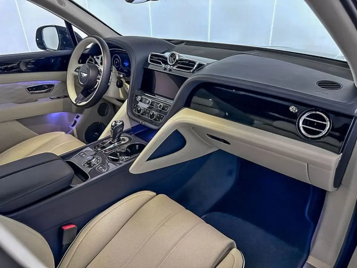 Bentley Bentayga nuova a Milano (15)