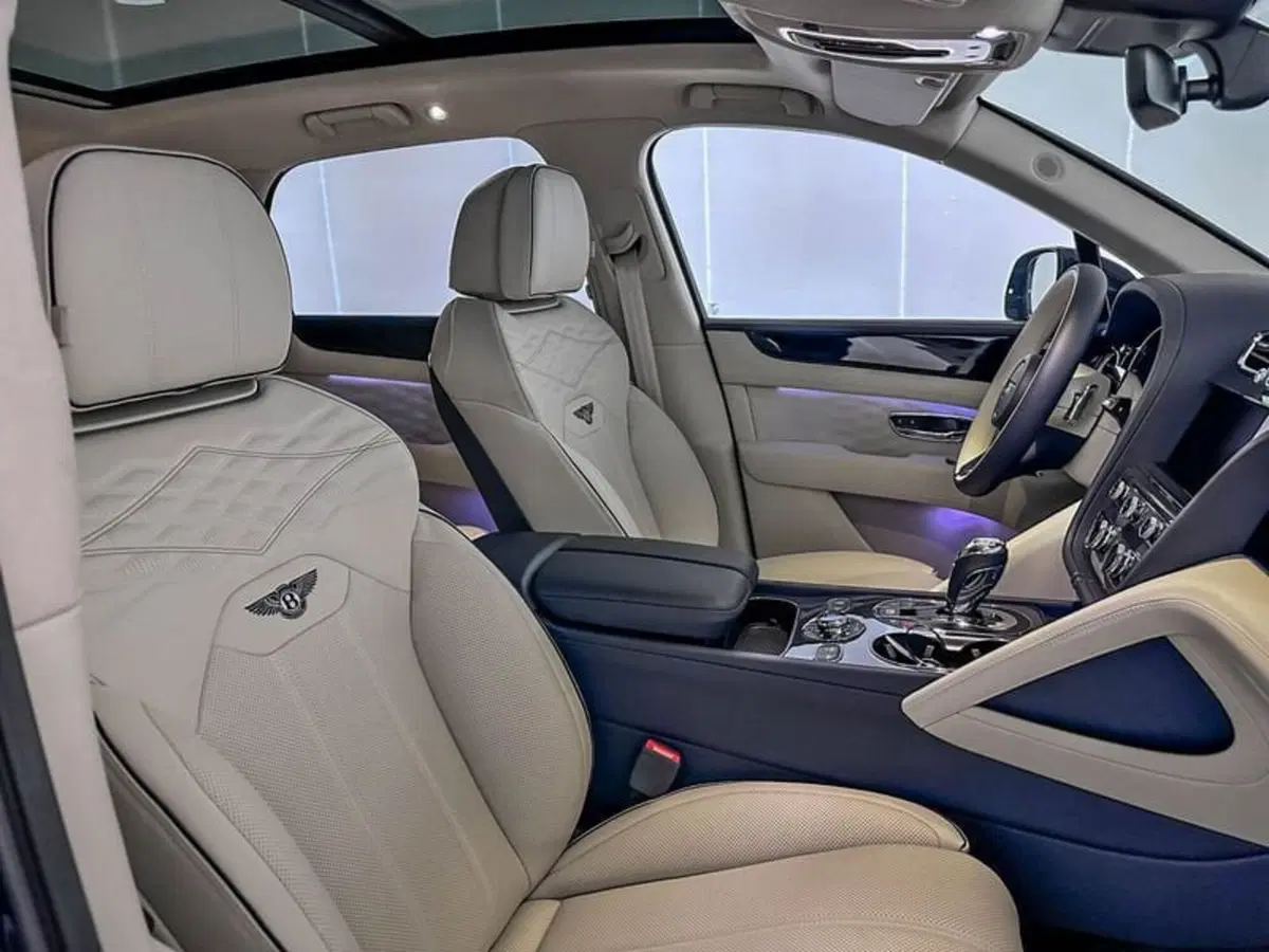 Bentley Bentayga nuova a Milano (16)