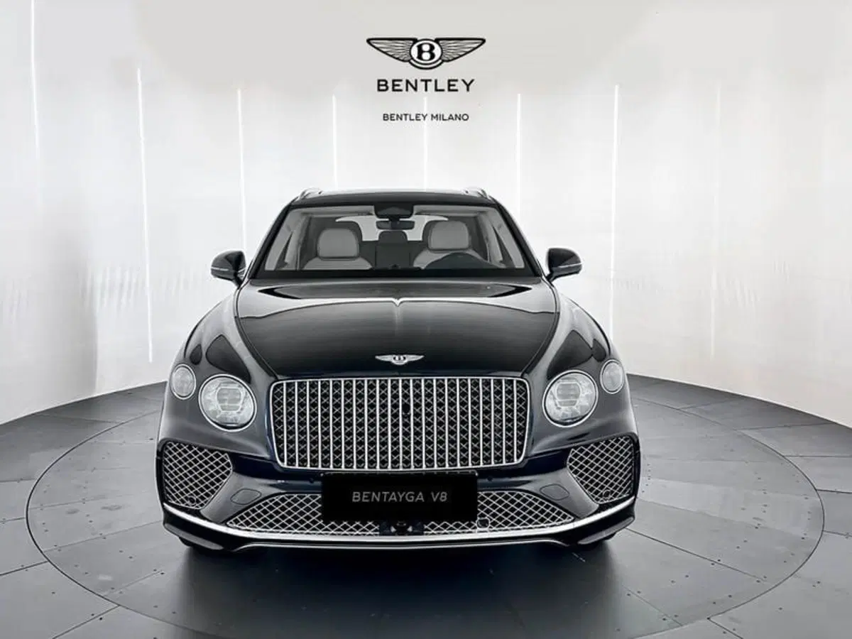 Bentley Bentayga nuova a Milano (2)