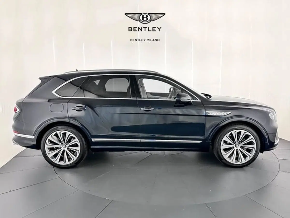 Bentley Bentayga nuova a Milano (4)