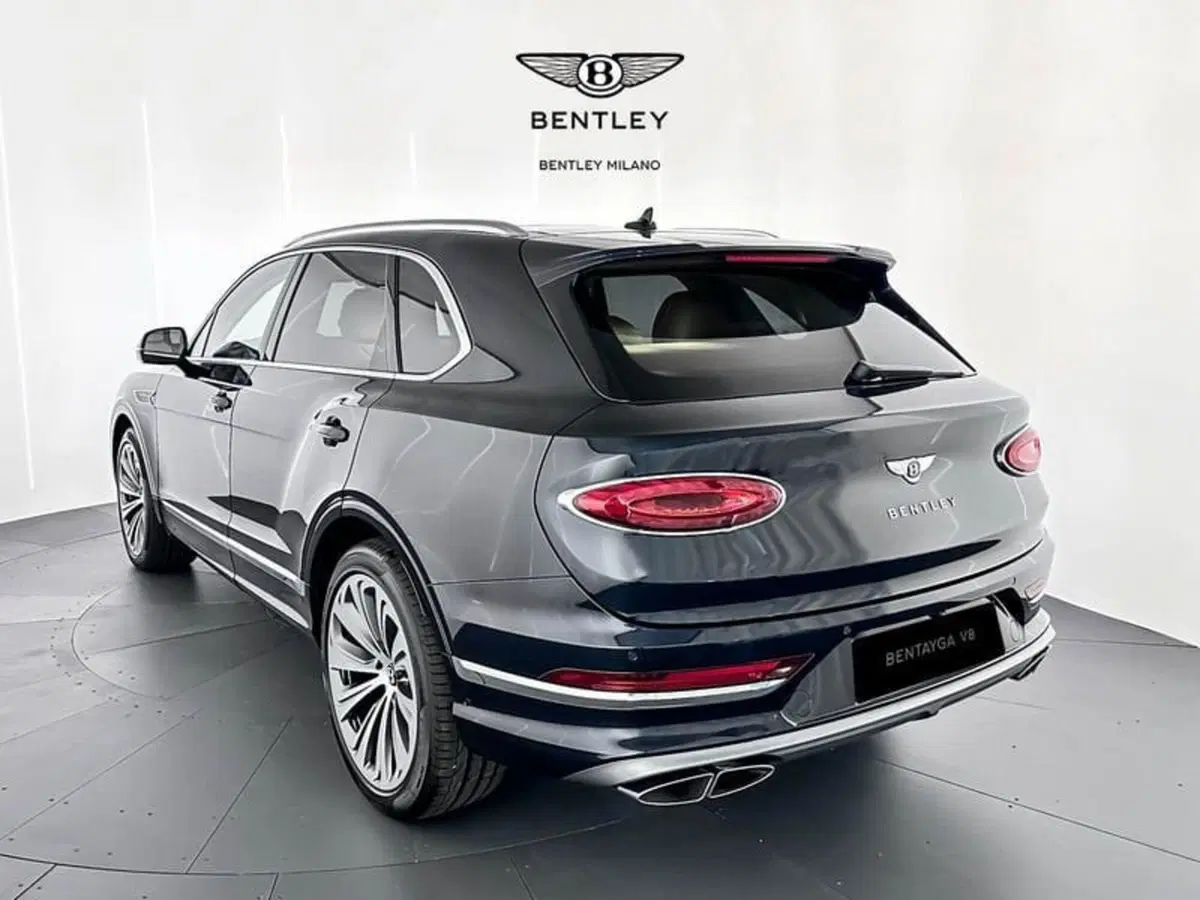 Bentley Bentayga nuova a Milano (5)