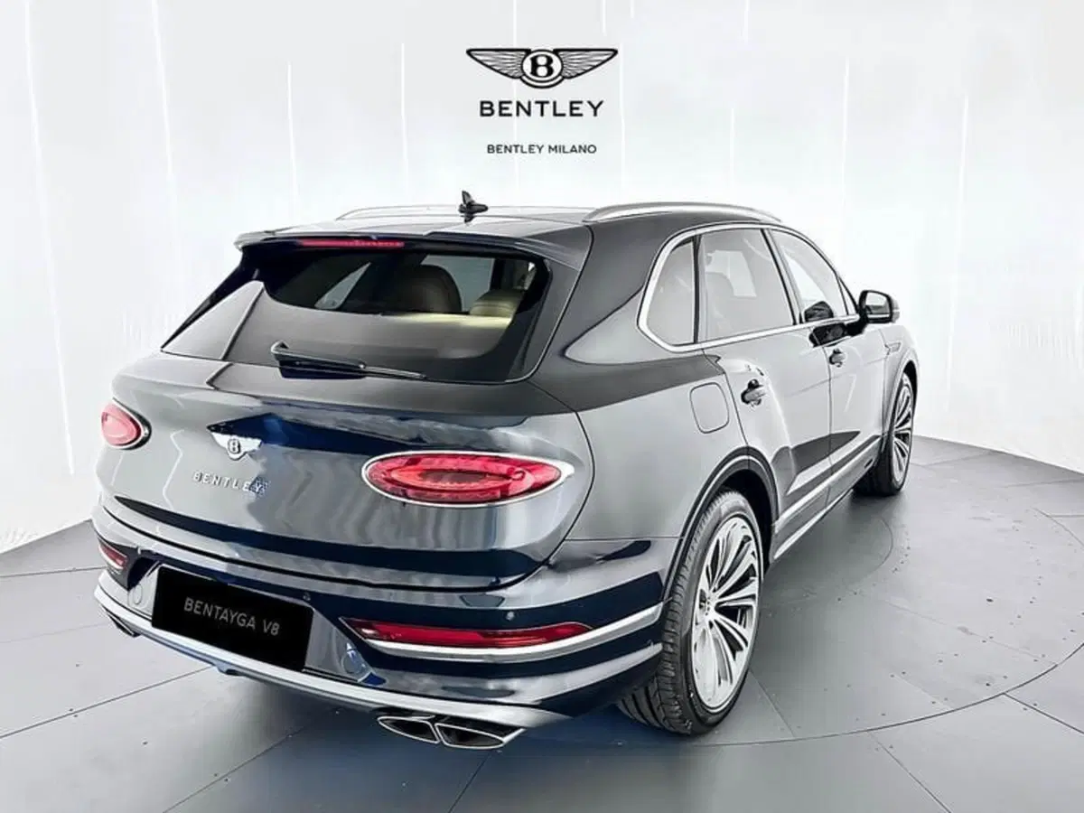 Bentley Bentayga nuova a Milano (7)