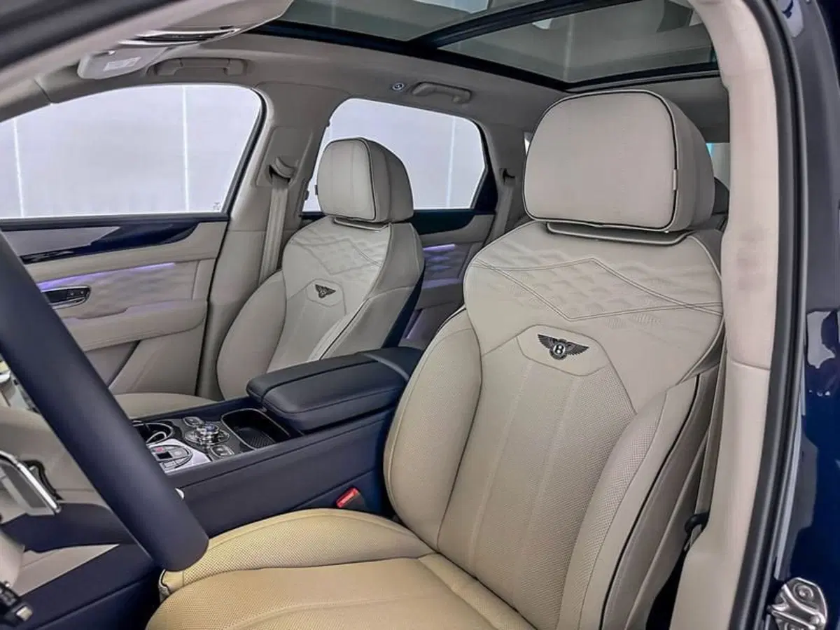 Bentley Bentayga nuova a Milano (9)