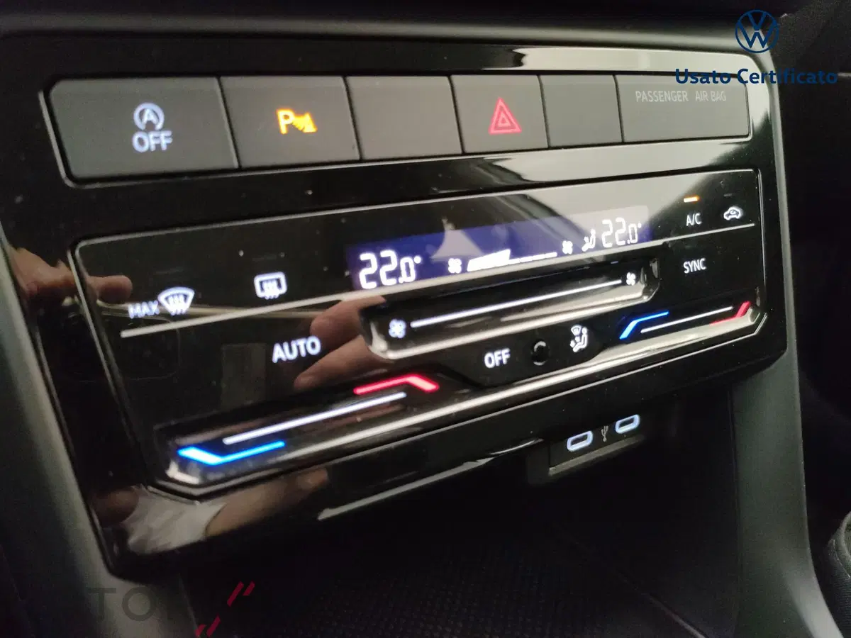 Volkswagen T-Cross usata a Varese (13)