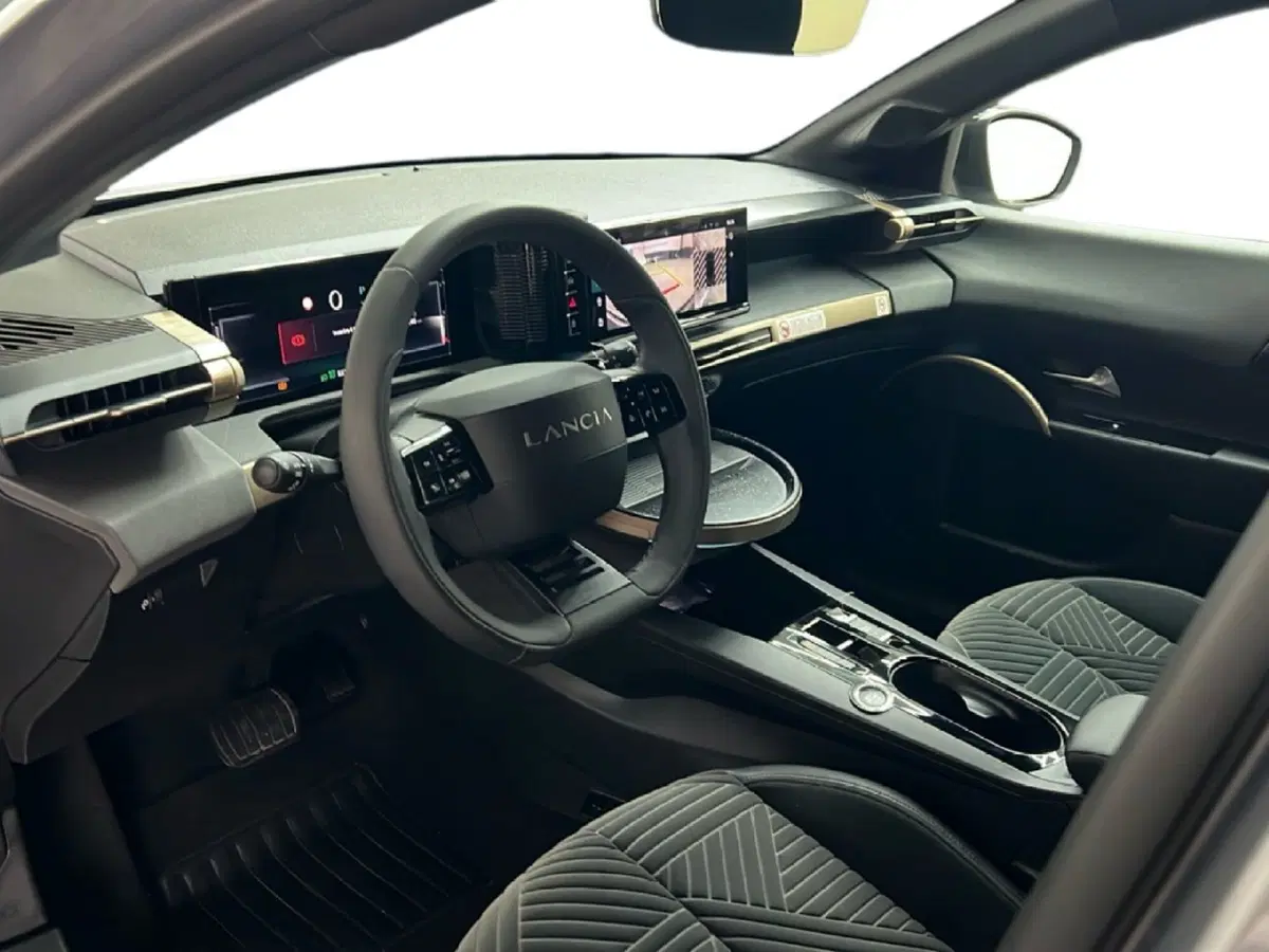 Lancia Ypsilon usata a Roma (15)